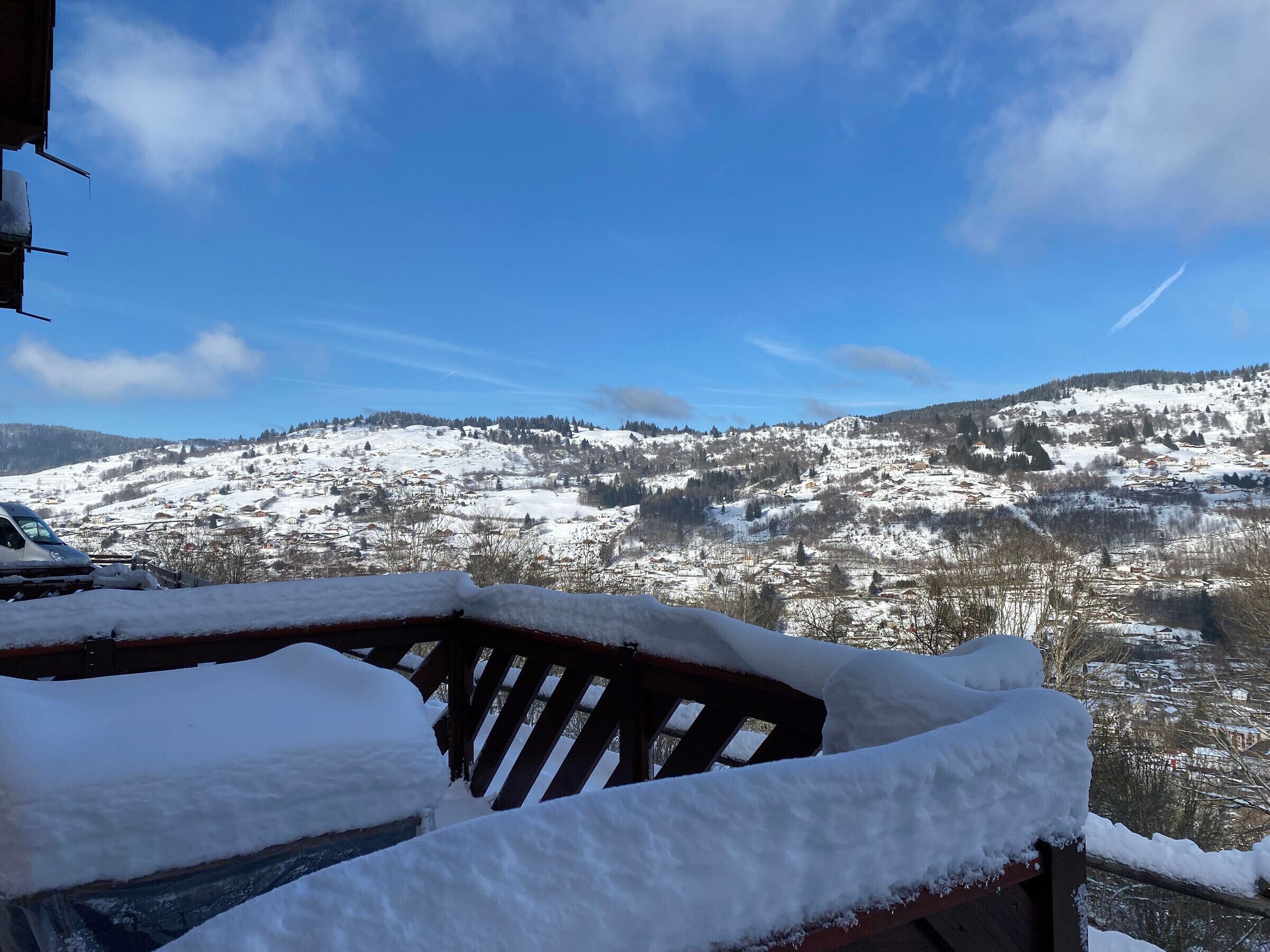 Paesaggio montano innevato con cielo sereno.