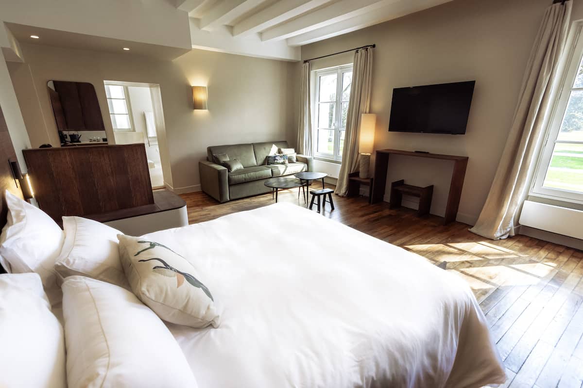 1 bedroom, Egyptian cotton sheets, premium bedding, memory-foam beds