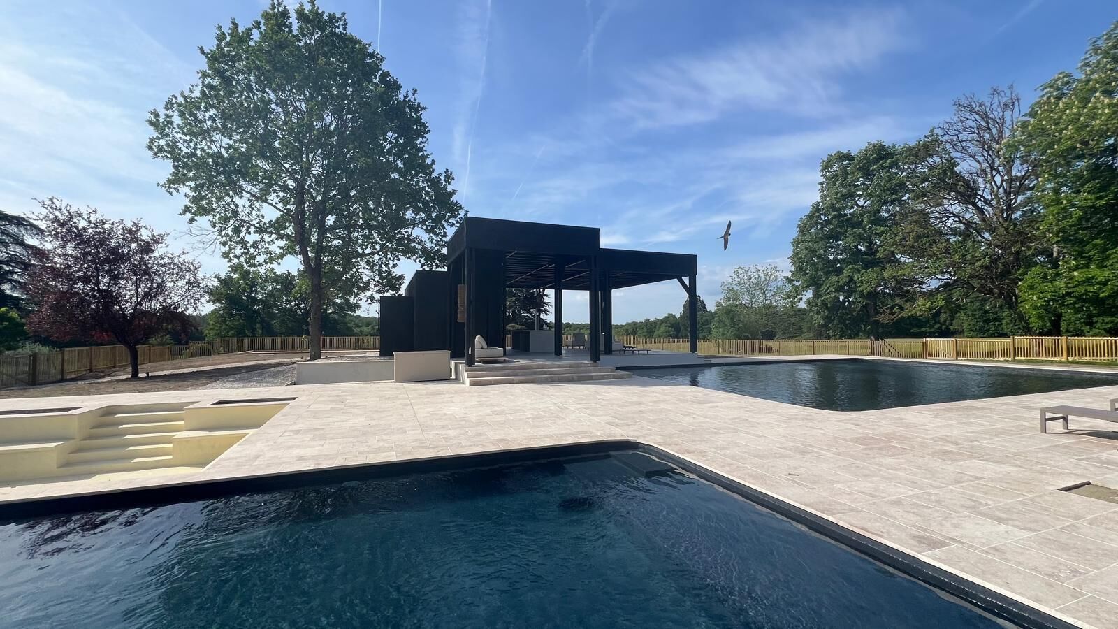 Piscina stagionale all'aperto, lettini
