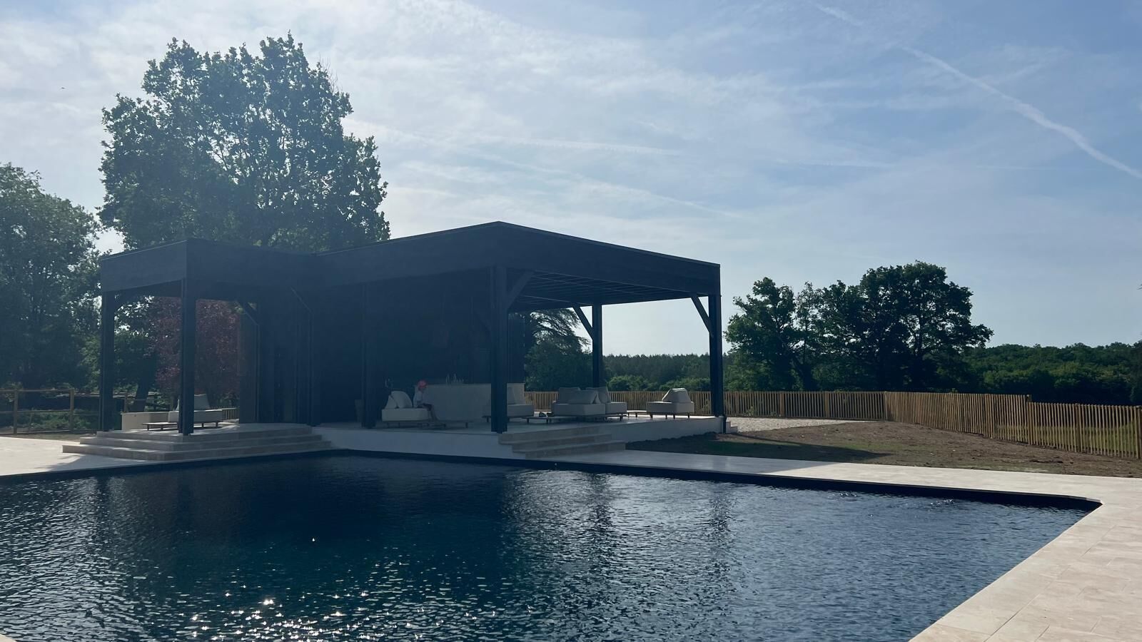 Piscina externa sazonal, espreguiçadeiras