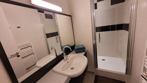 Dusche, Haartrockner, Toilettenpapier
