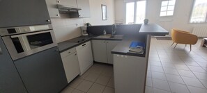 Kjøleskap, mikrobølgeovn, ovn og kokeplater