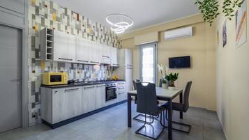 Frigorifero, microonde, forno, piano cottura