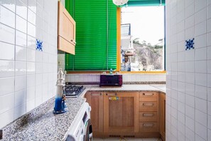 Kjøleskap, ovn, kokeplater og kaffetrakter/tekoker