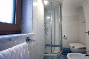 A bathroom with a shower, toilet, and bidet. - Casa Mariarosa - Seaview House in Sorrento Coast (Piano di Sorrento)