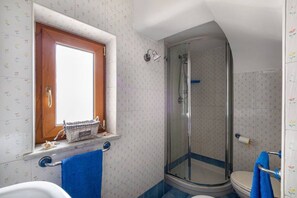 Dusj, hårføner, bidé og håndklær