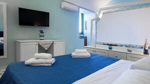 A bedroom with a bed, a TV, a vanity with a mirror, and a window. - Casa Mariarosa - Seaview House in Sorrento Coast (Piano di Sorrento)