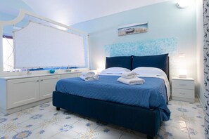 A bedroom with a bed, a bedside table, a nightstand, a mirror, and a window. - Casa Mariarosa - Seaview House in Sorrento Coast (Piano di Sorrento)