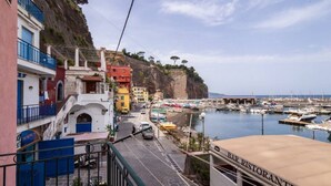 A coastal town with colorful buildings, a marina, and a bar restaurant. - Casa Mariarosa - Seaview House in Sorrento Coast (Piano di Sorrento)