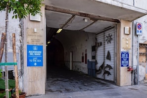 A building entrance with a sign for 'Ascensore del Mare' and a lift to the sea. - Casa Mariarosa - Seaview House in Sorrento Coast (Piano di Sorrento)
