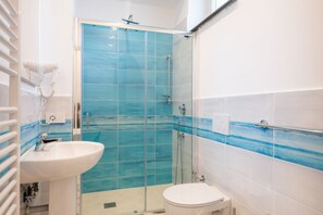 Douche, sèche-cheveux, bidet