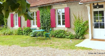 Casa Rural del Siglo XVIII con Jardín, Ideal para Familias y Mascotas, Cerca de Sancoins