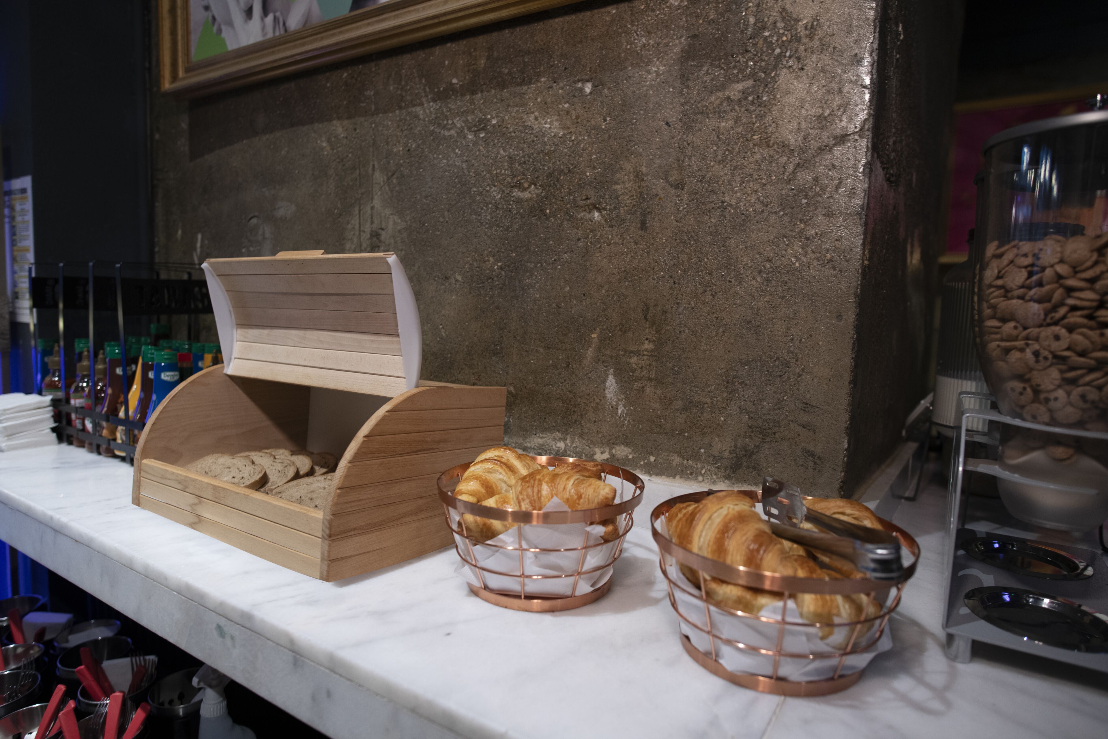 daily buffet breakfast (ron 50 per person)