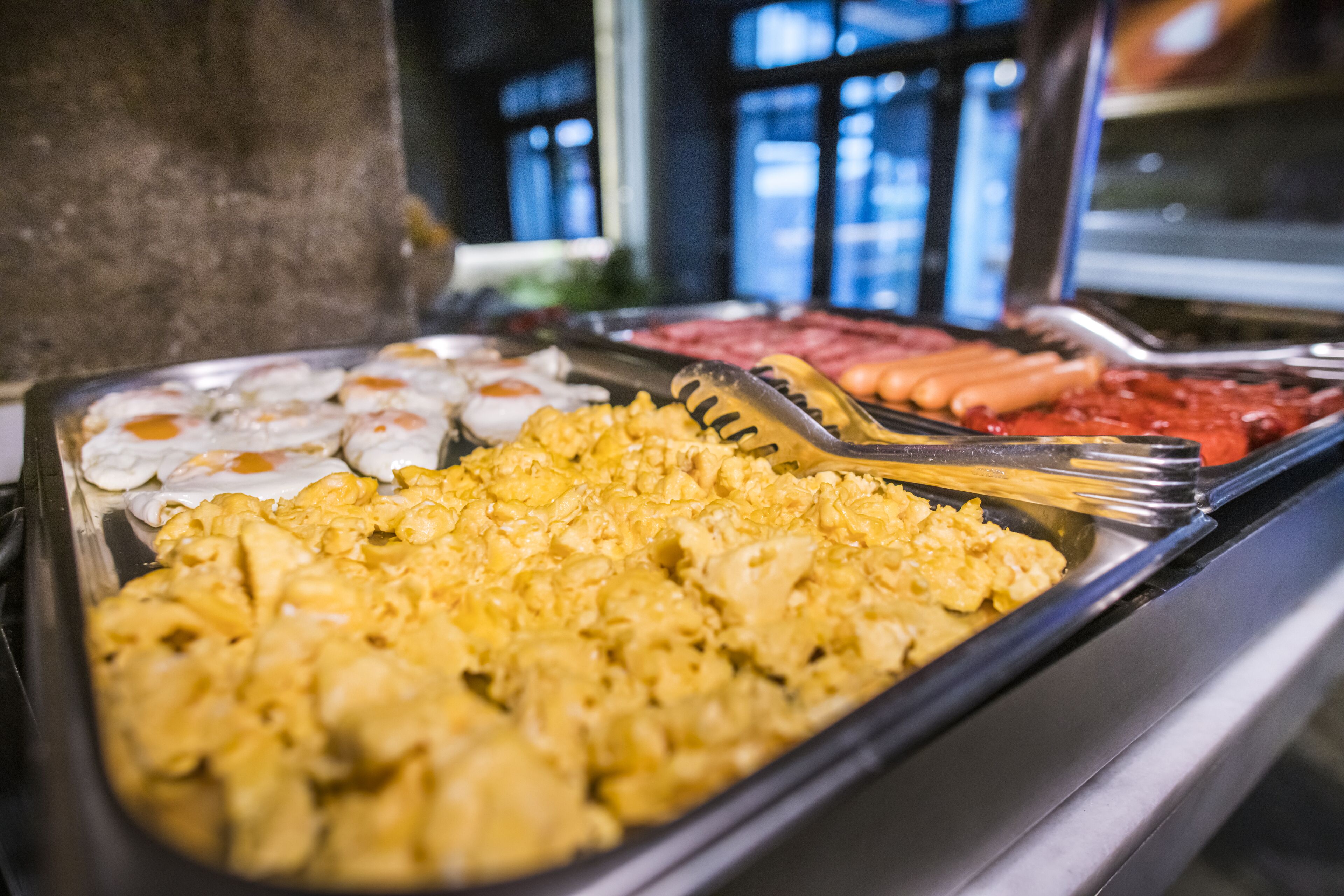 daily buffet breakfast (ron 50 per person)