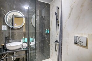 Kamar Double Basic, 1 kamar tidur | Kamar mandi | Shower, sandal, dan handuk