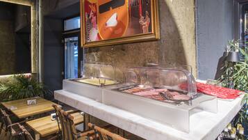 Daily buffet breakfast (RON 50 per person)