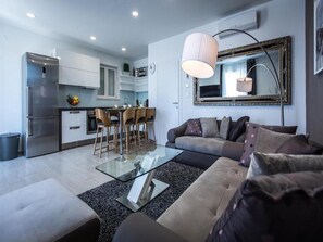 Villa (Three Bedroom Villa with Balcony and ) | Wohnzimmer | Fernseher