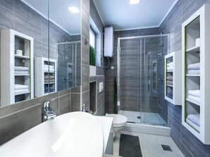 Villa (Three Bedroom Villa with Balcony and ) | Badrum | Dusch och handdukar