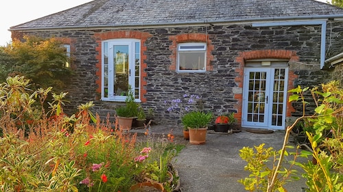 Gorgeous, family friendly riverside cottage in the heart of Tamar River Valley