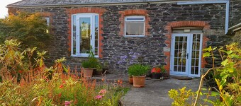 Gorgeous, family friendly riverside cottage in the heart of Tamar River Valley