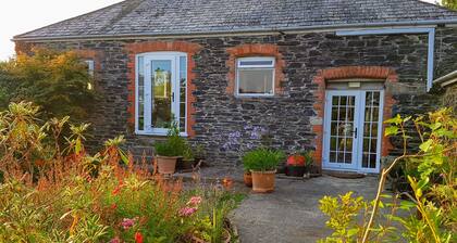 Gorgeous, family friendly riverside cottage in the heart of Tamar River Valley