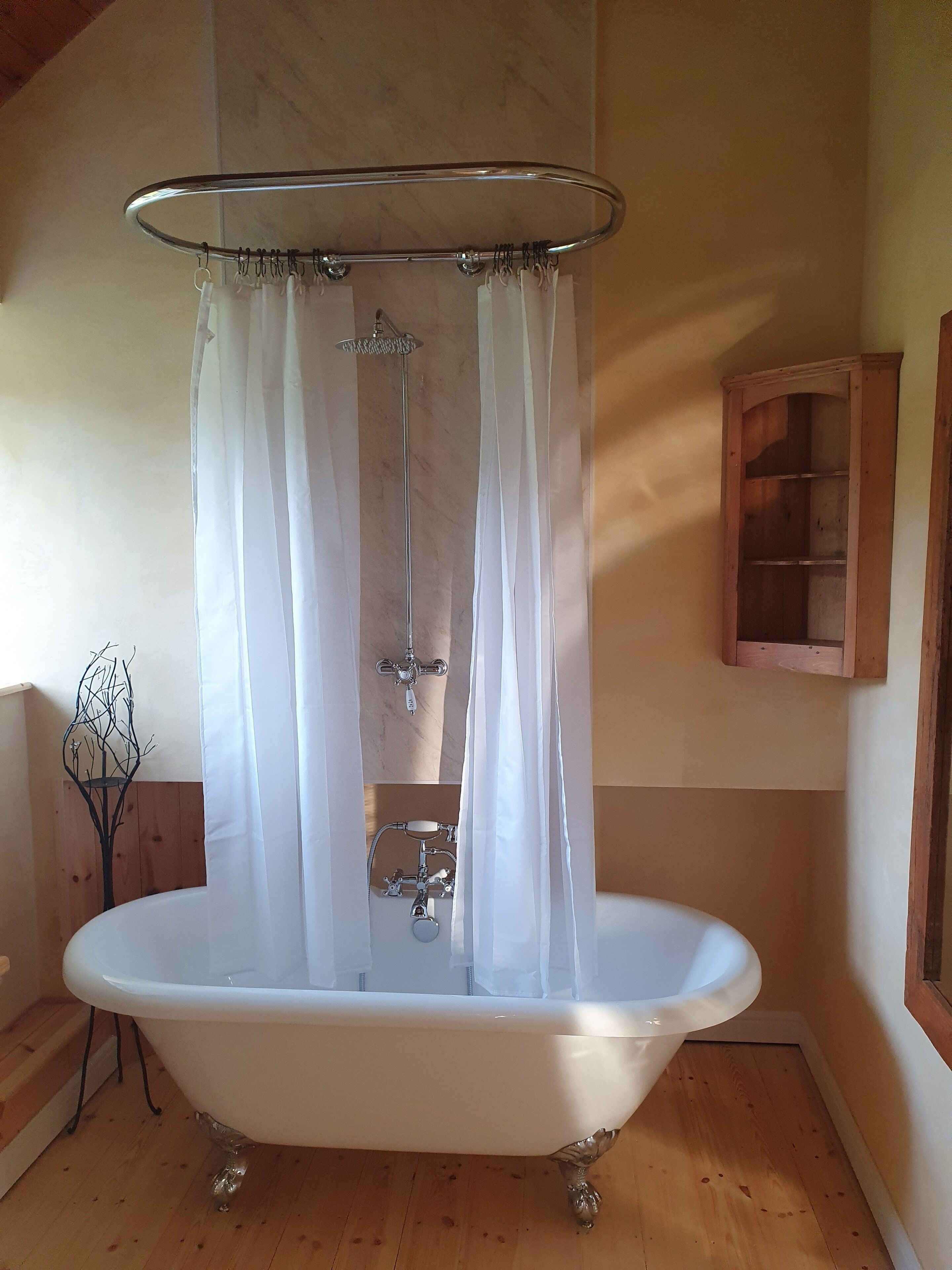 Douche, sèche-cheveux, serviettes fournies, savon