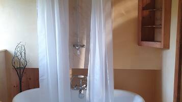Douche, sĂšche-cheveux, serviettes fournies, savon