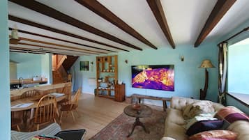 TV connectée, lecteur de DVD, baby-foot, table de tennis de table