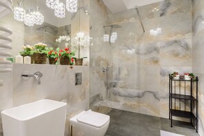Apartamento design | Banheiro | Ducha de hidromassagem, secador de cabelo, toalhas de banho, sabonete