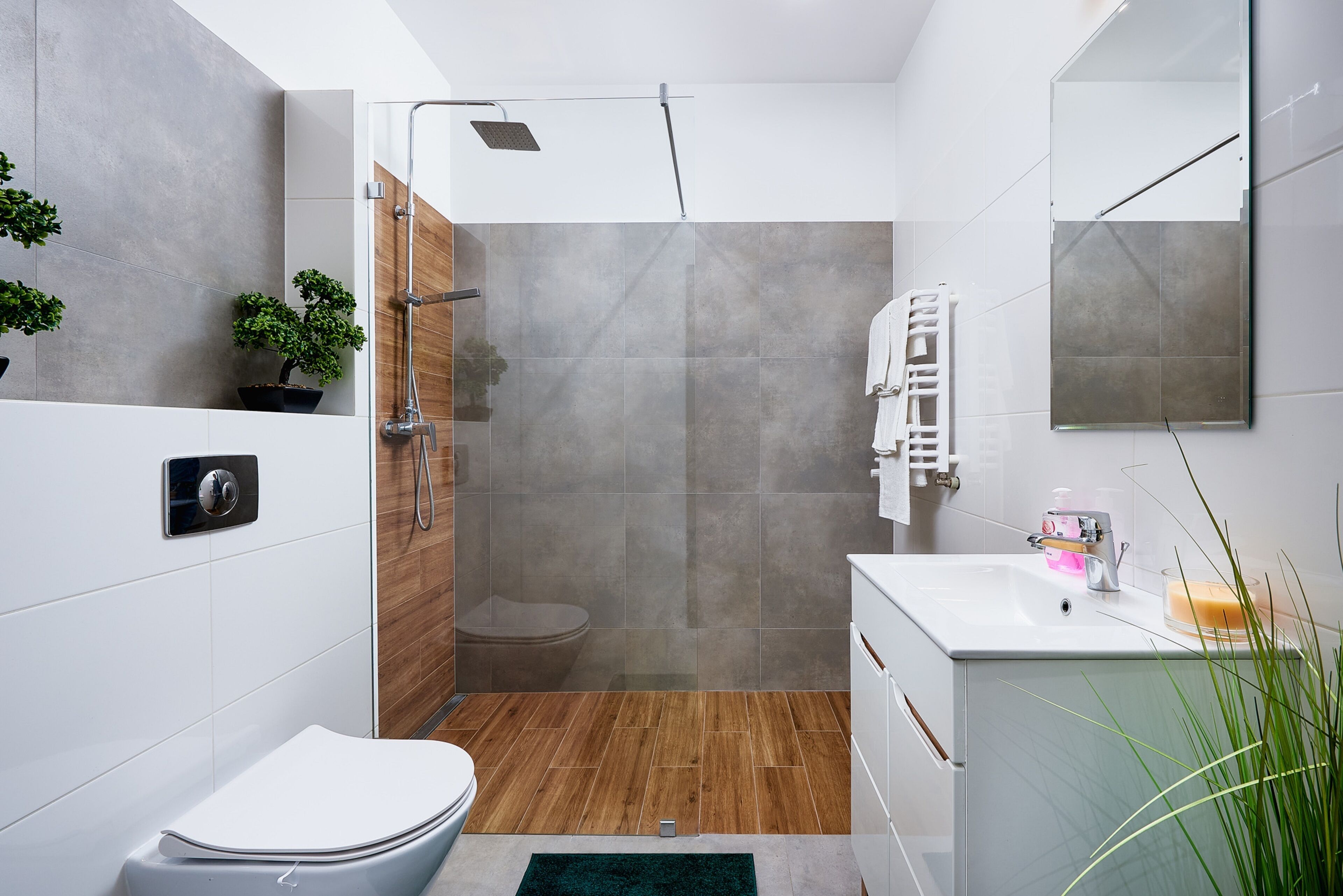 Une salle de bain moderne équipée d’une douche, de toilettes et d’un lavabo.