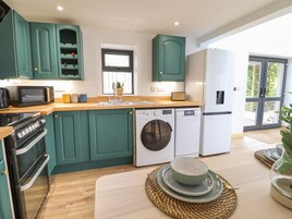 Cottage | Private kitchen | Fridge, dishwasher, electric kettle, toaster