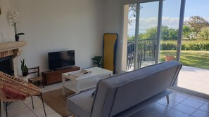 Smart-tv, ett bordtennisbord och böcker