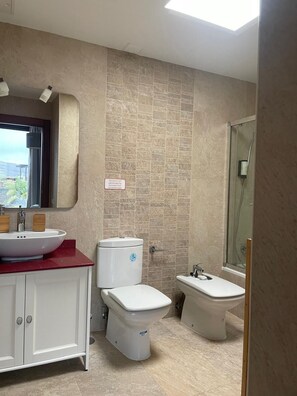 Ensemble douche/baignoire, sĂšche-cheveux, bidet, serviettes fournies