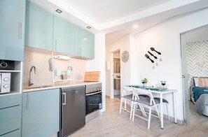 Fridge, microwave, oven, stovetop - Apartment 'Tiny Dream' with Mountain View, Shared Pool and Wi-Fi (Portimão)