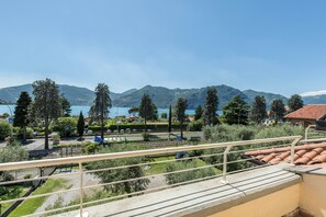 Property grounds - Apartment 'Casa Caterina Mansarda' with Lake View, Garden & Wi-Fi (Marone)