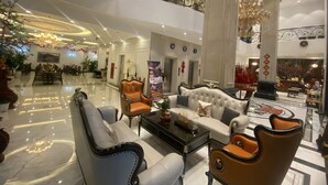 A spacious lobby with a high ceiling, a grand chandelier, and a seating area with sofas and armchairs. - Camellia Luxury Hotel Tam Đao (Tam Dao)