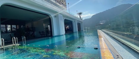 Kolam renang outdoor, dengan kursi berjemur