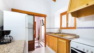 Fridge, oven, stovetop, coffee/tea maker