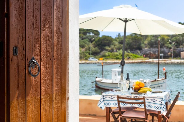 Outdoor dining - Holiday Home 'Petita Casa Marinero' with Sea View & Wi-Fi (Santanyí)