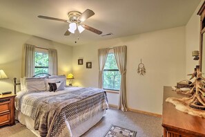 2 bedrooms, desk, iron/ironing board, WiFi - Fire Pit & Grill: Whittlers Mountain Escape! (Murphy)