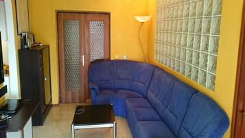 Departamento (Two Bedroom Apartment with Terrace) | Sala de estar | Televisión