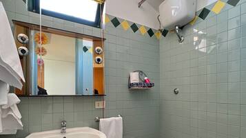 Dusche, Bidet, Seife, Toilettenpapier