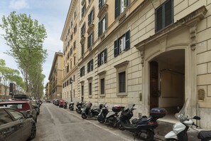 Exterior - GuestHost - Comfortable 35 sqm apartment that can accommodate up to 2 people located on the ground floor (steps to access). The property is located in the Prati district not far from the Vatican, Castel Sant'Angelo and Piazza del Popolo. A few steps away (Roma)