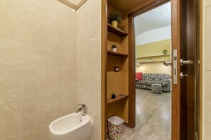 Shower, bidet - Comfortable 35 sqm apartment that can accommodate up to 2 people located on the ground floor (steps to access). The property is located in the Prati district not far from the Vatican, Castel Sant'Angelo and Piazza del Popolo. A few steps away is the Lepa (Roma)