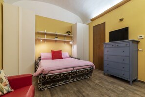 WiFi - Comfortable 35 sqm apartment that can accommodate up to 2 people located on the ground floor (steps to access). The property is located in the Prati district not far from the Vatican, Castel Sant'Angelo and Piazza del Popolo. A few steps away is the Lepa (Roma)