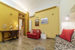 Living area - Comfortable 35 sqm apartment that can accommodate up to 2 people located on the ground floor (steps to access). The property is located in the Prati district not far from the Vatican, Castel Sant'Angelo and Piazza del Popolo. A few steps away is the Lepa (Roma)