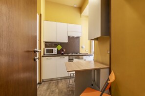 Coffee/tea maker - Comfortable 35 sqm apartment that can accommodate up to 2 people located on the ground floor (steps to access). The property is located in the Prati district not far from the Vatican, Castel Sant'Angelo and Piazza del Popolo. A few steps away is the Lepa (Roma)