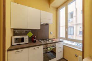 Coffee/tea maker - Comfortable 35 sqm apartment that can accommodate up to 2 people located on the ground floor (steps to access). The property is located in the Prati district not far from the Vatican, Castel Sant'Angelo and Piazza del Popolo. A few steps away is the Lepa (Roma)