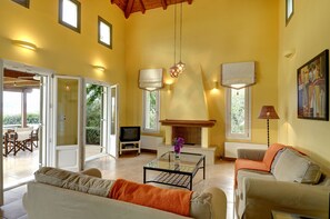 20-inch LCD TV with cable channels, TV, DVD player - Ioli's Villas (Pylos-Nestoras)