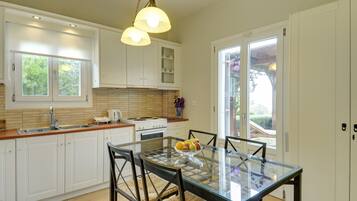 Vila Eksklusif | Dapur pribadi | Lemari es besar, microwave, mesin pembuat kopi/teh, dan ketel listrik